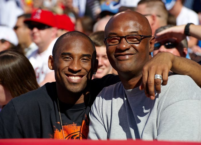 2009-Kobe-Bryant-father-Joe-opme-39368.jpg